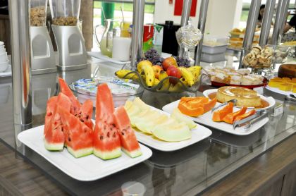 Hotel Villa Cerrado - Nova Mutum Café da manhã Delicioso e variado, com bolos, frios, salgados, doces, frutas, iogurtes, sucos e muito mais. 